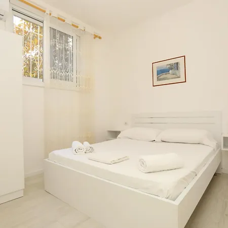 Erlind Apartman *